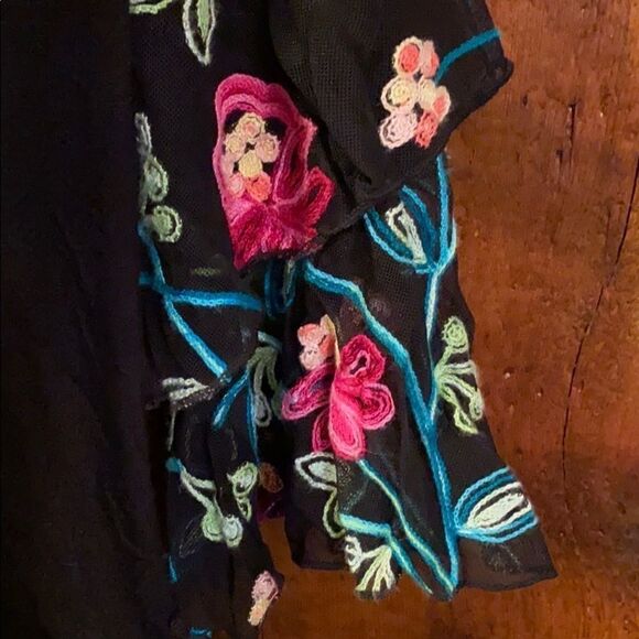 Pebble & Stone Embroidered Bell Sleeve Top M - Picture 2 of 4